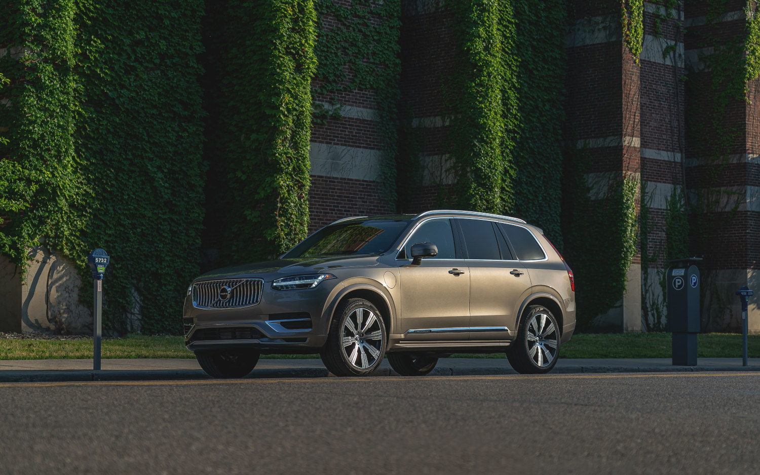 Volvo XC90 T8 Inscription Twin Engine Hybrid 2020 SUV Drive